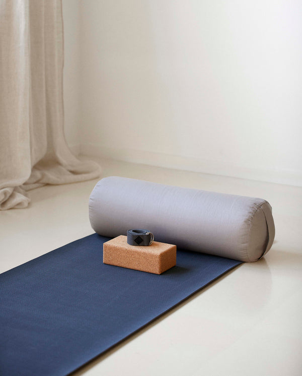 Yoga og pilates https://dk.ayu.eu/collections/yoga-hynde/products/yoga-polle-62x23-cm-gra