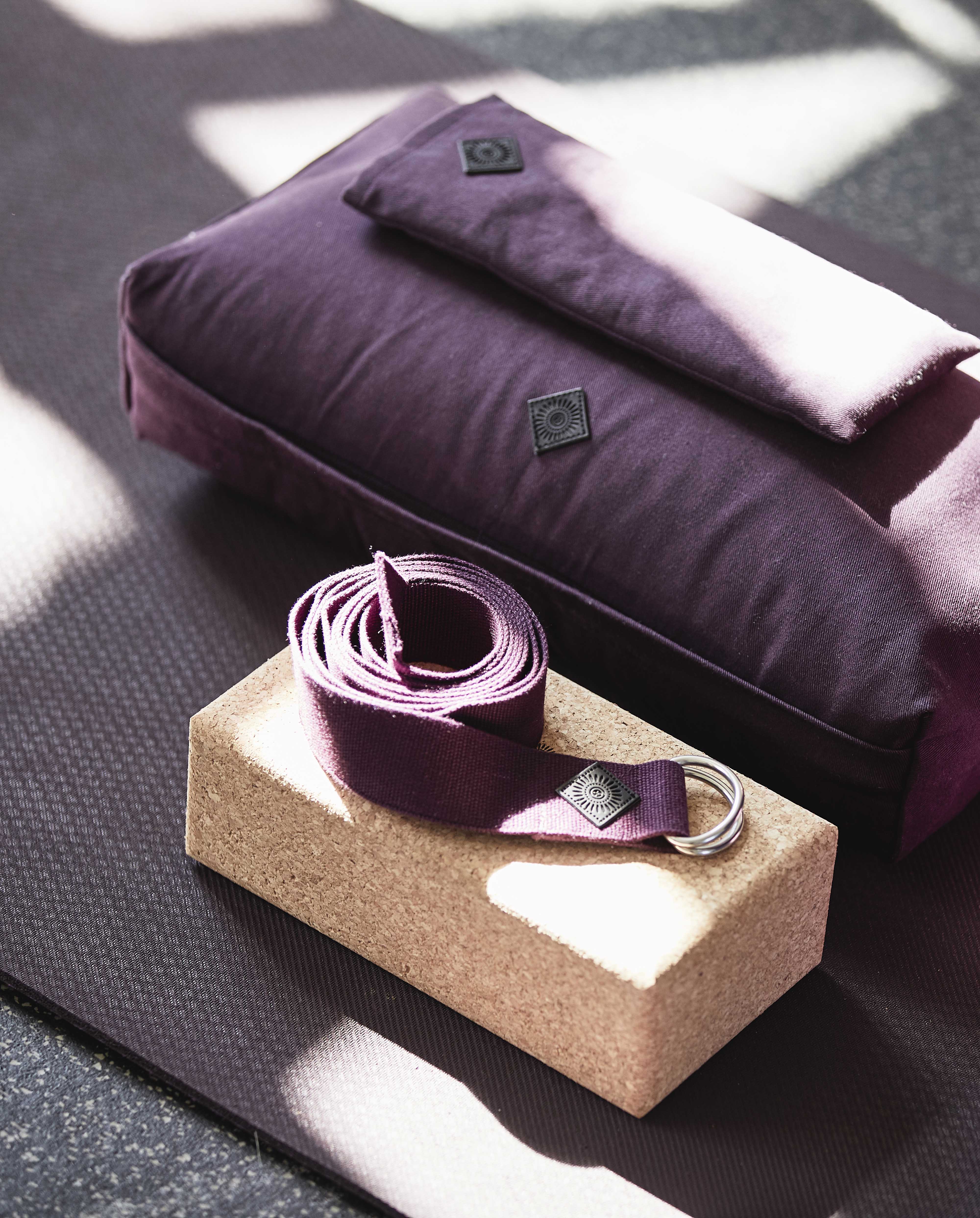 Meditationshynde - Burgundy
https://dk.ayu.eu/collections/yoga-og-meditationshynde-optimal-stotte-og-komfort/products/yoga-og-meditationspude-40x20-cm-burgund