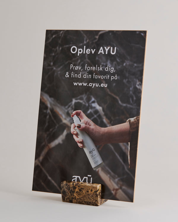 AYU Sign Holder i Marmor – Elegant og Anvendelig