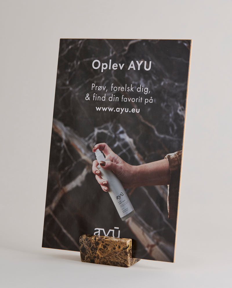 AYU Sign Holder i Marmor – Elegant og Anvendelig