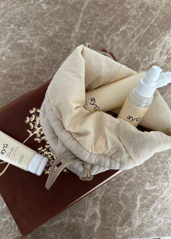 kropsolie og toilettaske i silke