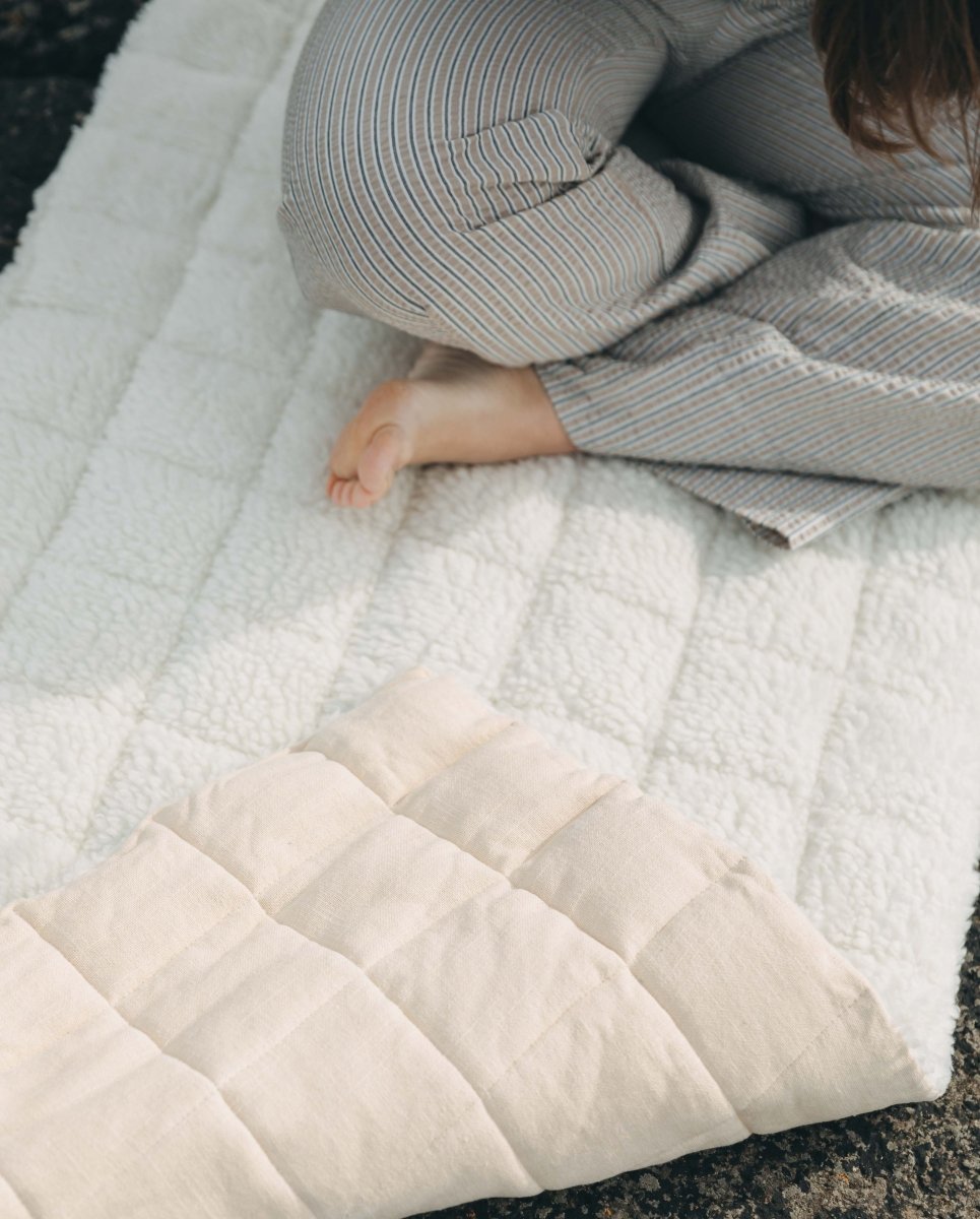 Yogamåtte  - Råhvid
https://dk.ayu.eu/collections/yin-yoga-matter-blod-komfort/products/yin-yoga-matte-med-laederrem-65x195-cm-rahvid