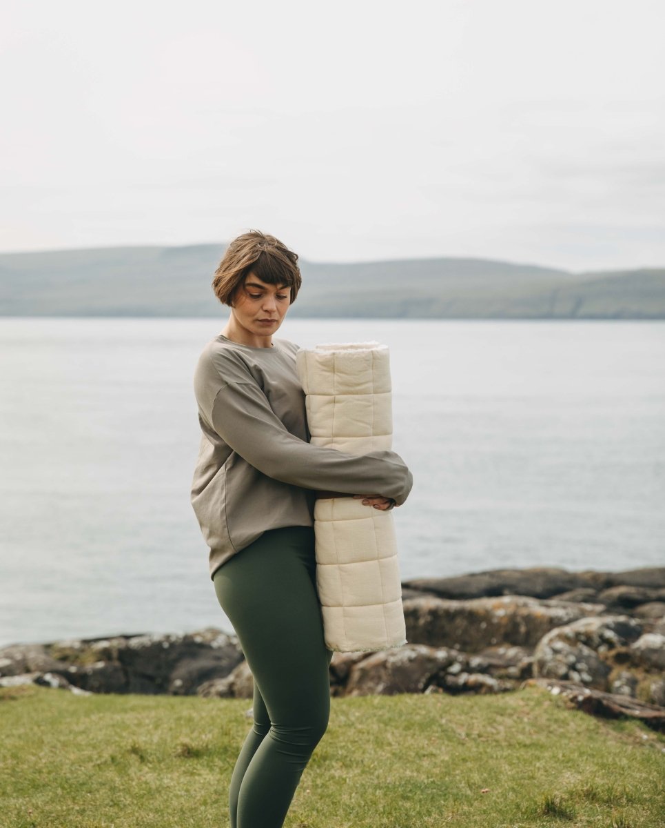 Yogamåtte  - Råhvid
https://dk.ayu.eu/collections/yin-yoga-matter-blod-komfort/products/yin-yoga-matte-med-laederrem-65x195-cm-rahvid
