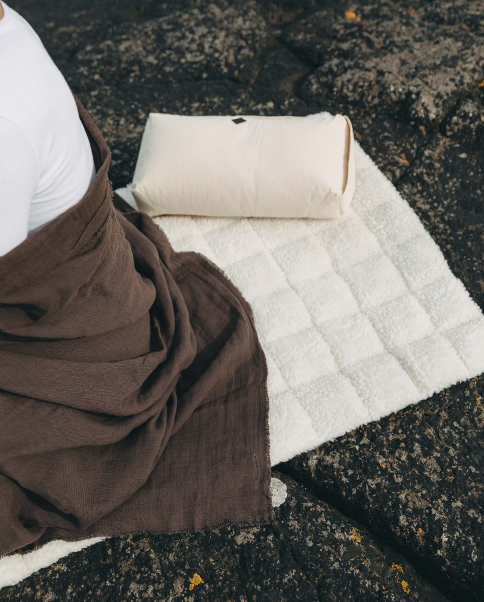 Yogamåtte  - Råhvid
https://dk.ayu.eu/collections/yin-yoga-matter-blod-komfort/products/yin-yoga-matte-med-laederrem-65x195-cm-rahvid