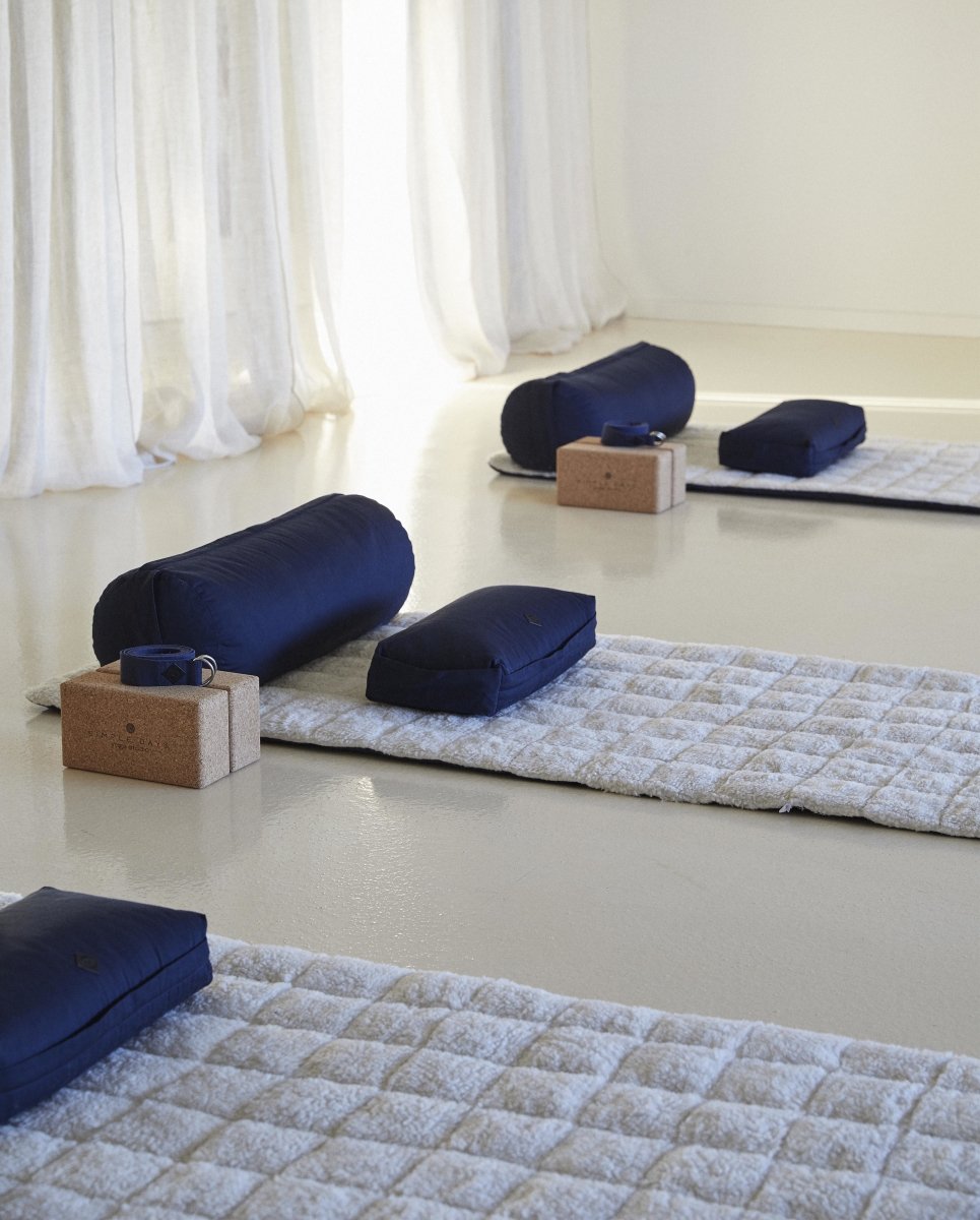 Meditationshynde  - Mørkeblå
https://dk.ayu.eu/collections/yoga-og-meditationshynde-optimal-stotte-og-komfort/products/yoga-og-meditationspude-40x20-cm-morkebla