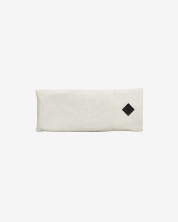 Øjenpude  - Råhvid
https://dk.ayu.eu/collections/simple-days-yogaudstyr/products/yoga-ojenpude-10x25-cm-rahivd