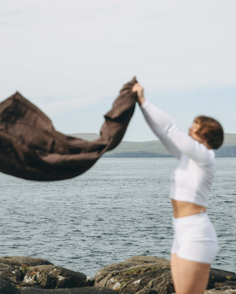 YOGA sjal/tæppe i bomuld - mocca - nordal.dk